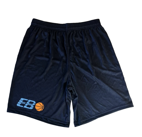 Enkel trenings shorts i behagelig og lett materiale. Logoen er i transfer som er varme presset på shortsen. For lengst holdbarhet bør den vaskes vrengt i maks 40 grader. Må ikke tørkes i tørketrommel.